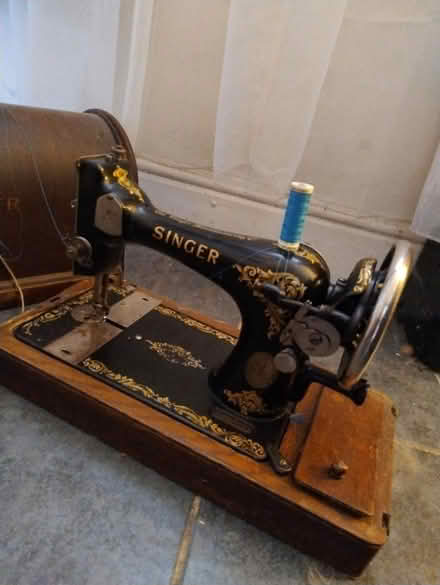 Photo of free Vintage Singer Sewing Machine (Warminster) #1