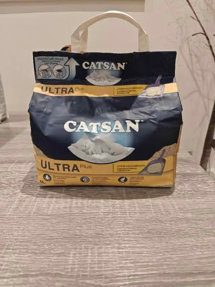 Photo of free Catsan clumping cat litter (Oaklands nr Welwyn AL6) #1
