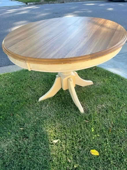 Photo of free Round dining table (23513) #1
