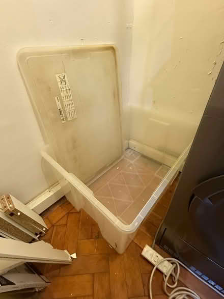 Photo of free Large plastic box with lid (TW7) #1