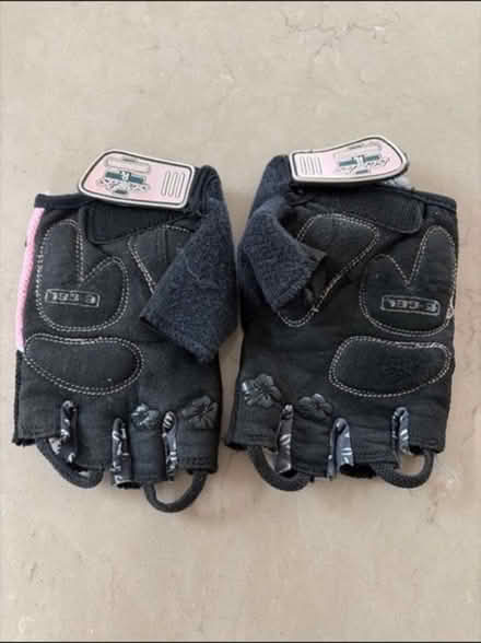 Photo of free Large ladies cycling gloves (Chiswell Green) #2
