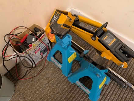 Photo of free Car jacks, axle stands and charger (Hoddesdon EN11) #1