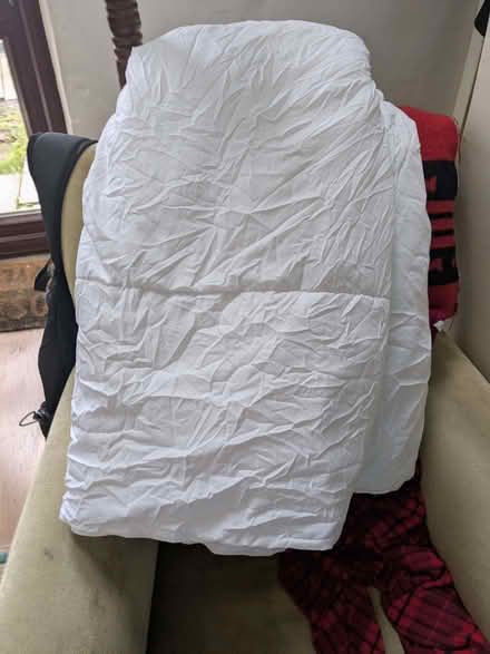 Photo of free 2 x 4.5 tog single duvets (Bethesda LL57) #1