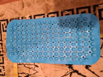 Photo of free Non slip bath mat (SE18 6YG S SE18) #1