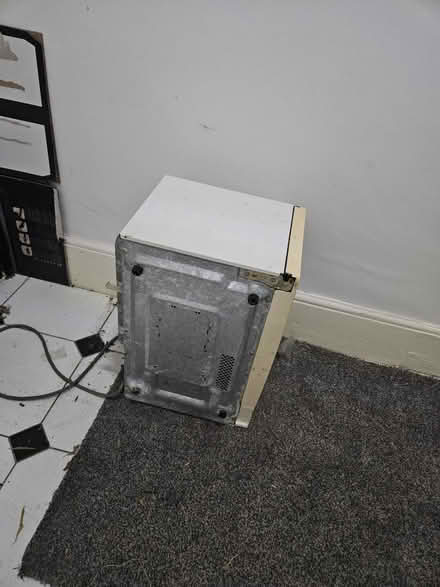 Photo of free 2 old microwaves:1 works,1 doesn't (Charlton: Greenwich,London,SE7) #3