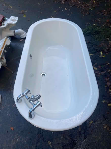 Photo of free Full bathroom suite - bath, basin & toilet (Norton LD8) #4