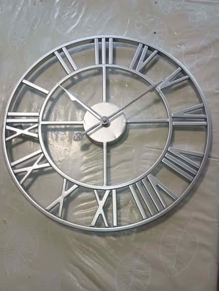 Photo of free Large Indoor Clock. Not very accurate. (Assarts Farm Estate NG16) #1