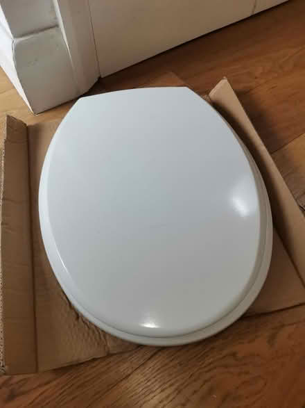 Photo of free White 'wooden' toilet seat (Camberwell, SE5) #3