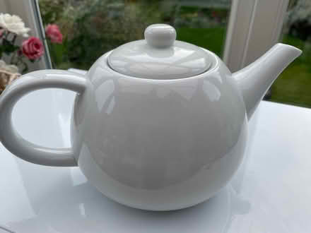 Photo of free Large white tea pot (PE8) #1