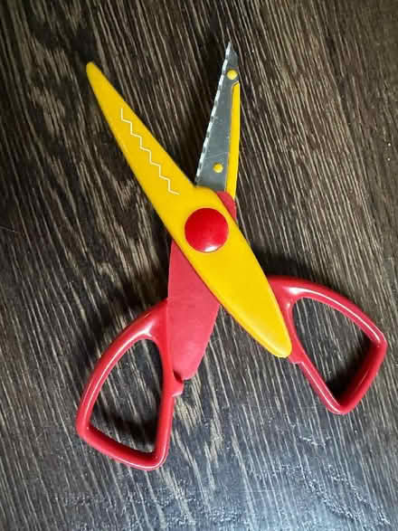 Photo of free Paper Crafting plastic Pinking Shears (Panshanger AL7) #1