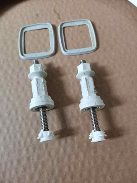 Photo of free White 'wooden' toilet seat (Camberwell, SE5) #2