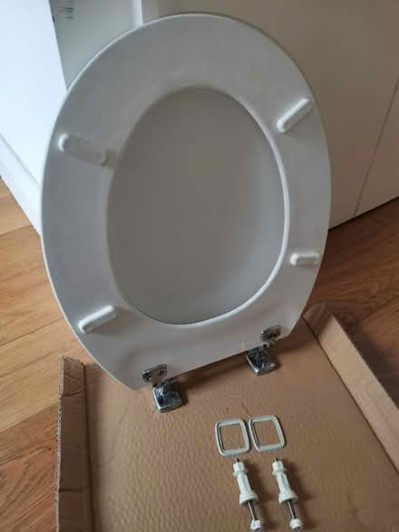Photo of free White 'wooden' toilet seat (Camberwell, SE5) #4