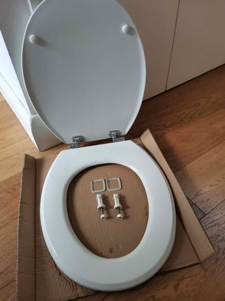 Photo of free White 'wooden' toilet seat (Camberwell, SE5) #1