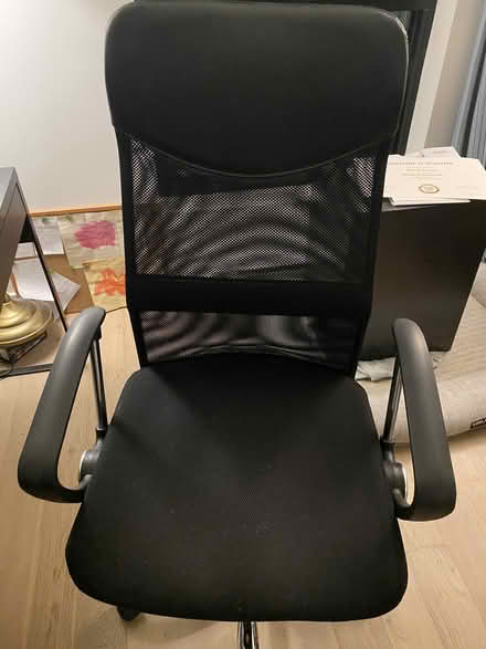 Photo of free Desk and Office Chair (Ile-des-Soeurs (Verdun, MTL)) #3