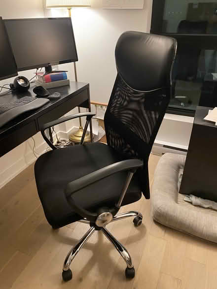 Photo of free Desk and Office Chair (Ile-des-Soeurs (Verdun, MTL)) #2