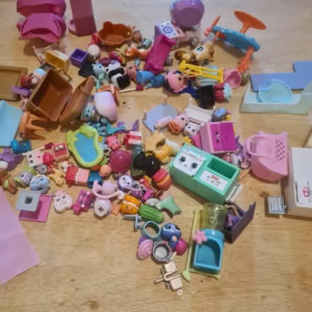 Photo of free Kids small Shopkins (TW7) #1