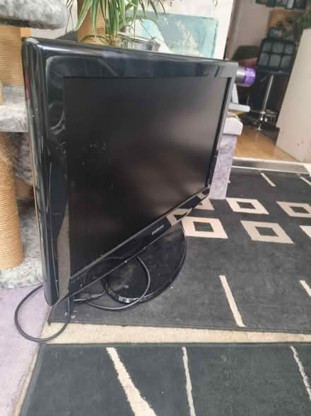 Photo of free 32" Samsung TV (Morden SM4) #3
