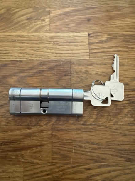 Photo of free One star lock & 2 keys (Crookes S10) #1