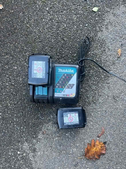 Photo of free Makita batteries x 2 and charger (Headington Quarry, OX3) #1