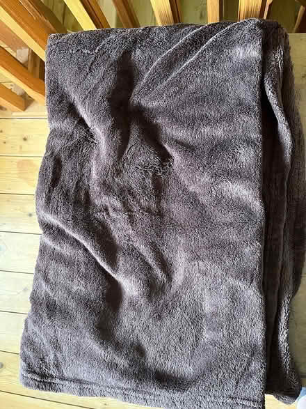 Photo of free brown fleecy throw (Poulner BH24) #1