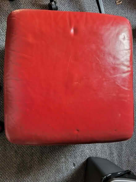 Photo of free Pouffe - Red (AB16) #1