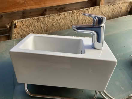 Photo of free Washbasin &tap (Donnington/Speen) #1