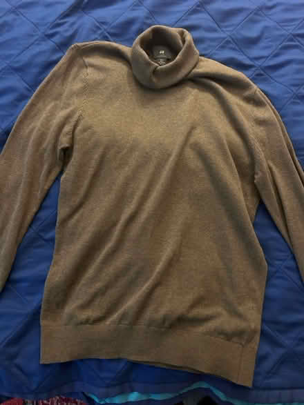 Photo of free H&M small slim fit sweater (North Hollywood) #1