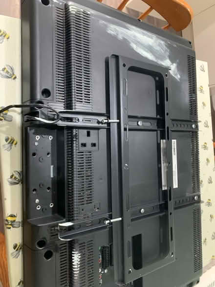 Photo of free TEKNICA 32” tv and wall bracket (Chingford London E4) #4