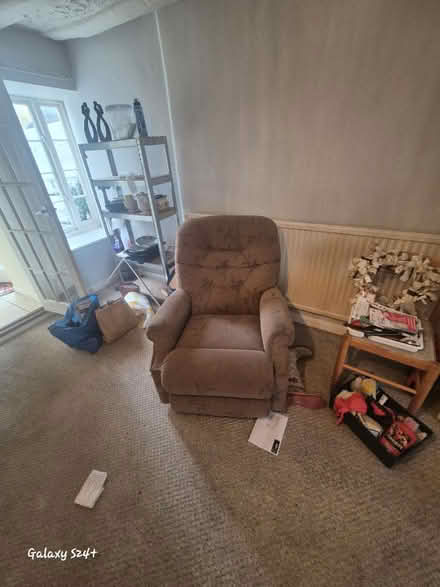 Photo of free Lazy boy Reclining armchair (Pe4 6ru) #1