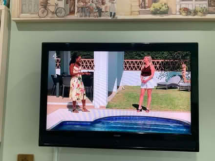 Photo of free TEKNICA 32” tv and wall bracket (Chingford London E4) #2