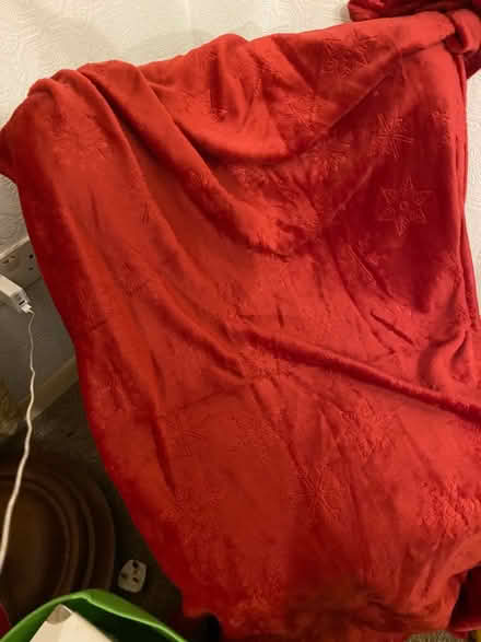 Photo of free Red Fleece Throw (CT11) #1