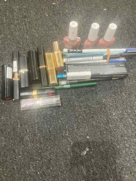 Photo of free eyeliners nailpolish lipsticks (Edgware) #1