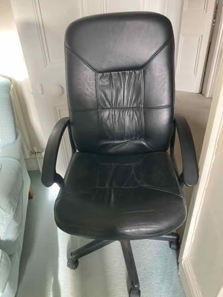 Photo of free Black heavy duty office chair (Belle Vue SY3) #1