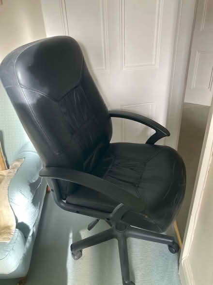 Photo of free Black heavy duty office chair (Belle Vue SY3) #2