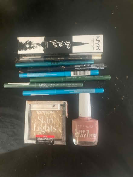 Photo of free eyeliners nailpolish highlighter (Edgware) #1