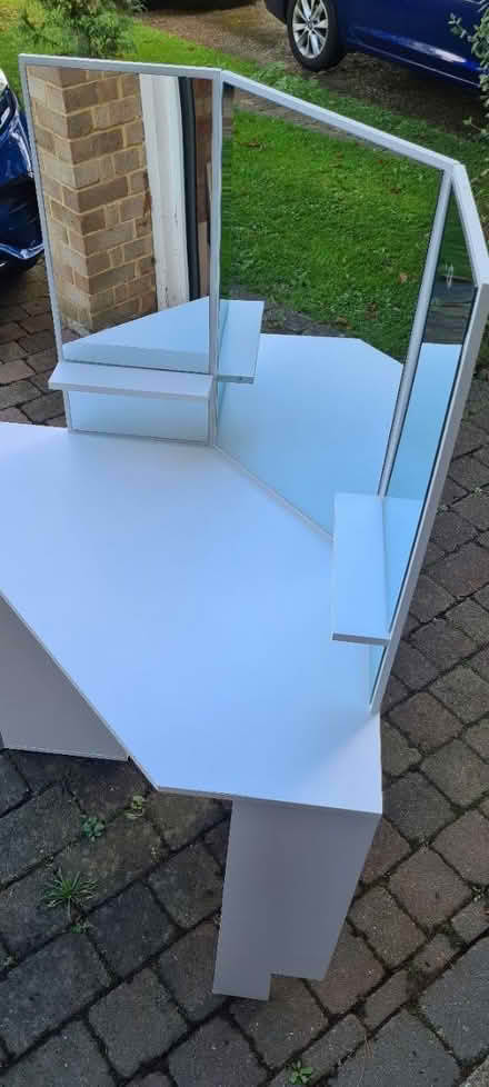 Photo of free White Corner Desk (BR2) #3