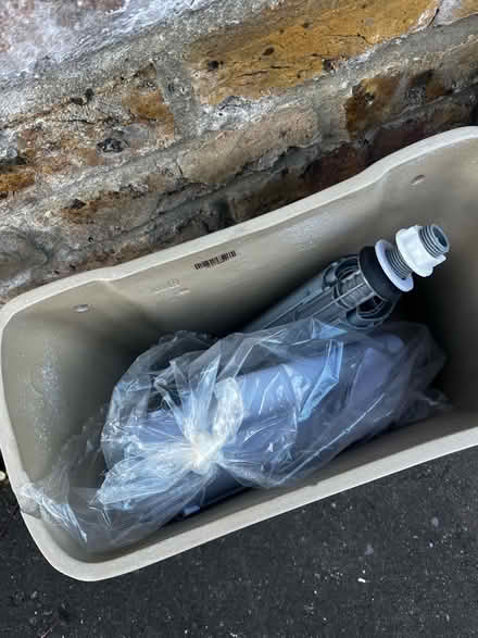 Photo of free Toilet cistern snd seat (Leigh-on-Sea SS9) #2