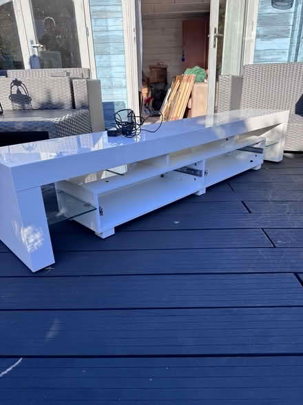 Photo of free White Tv Stand (SG5) #1