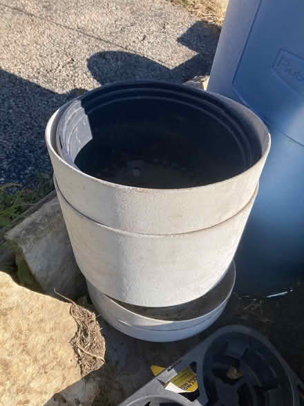 Photo of free LOTS of plant pots (Downers Grove, south side) #2
