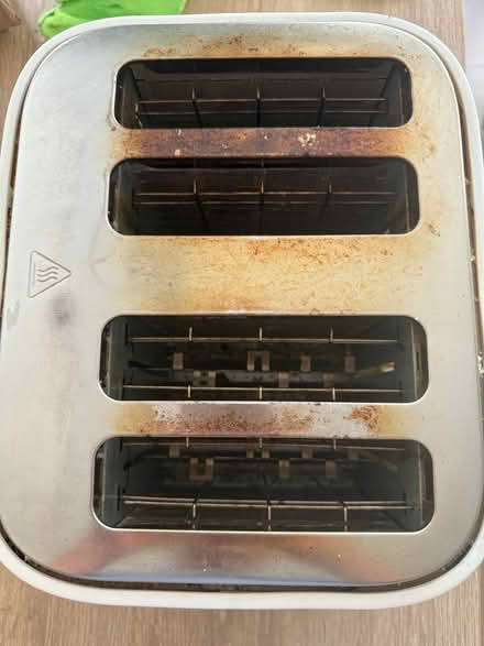 Photo of free Works but with fault- white toaster (Welling DA16) #2