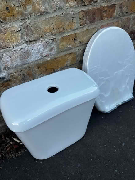 Photo of free Toilet cistern snd seat (Leigh-on-Sea SS9) #1