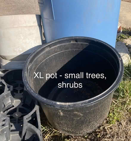 Photo of free LOTS of plant pots (Downers Grove, south side) #4