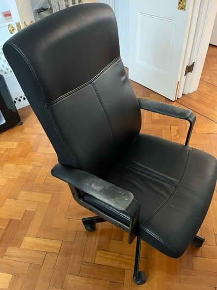 Photo of free Rolling desk chair (Nw31tj) #1