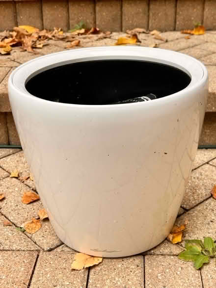 Photo of free Plant pot (self watering) (83rd & Mendingwall) #2