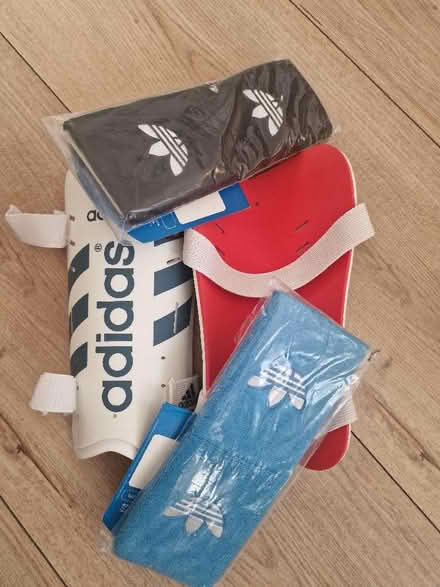 Photo of free Shin guards and wristband set. (Isleworth TW7) #1