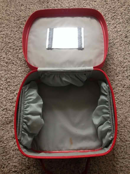 Photo of free Vintage red case (Oakridge RG21) #1