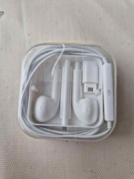 Photo of free Wired earphones iPhone brand new (Barnes) #1