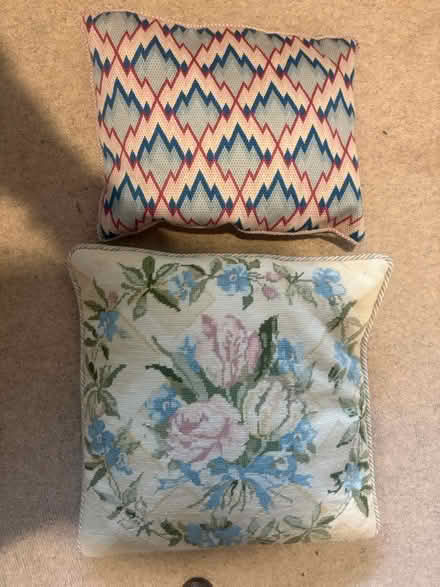 Photo of free Pillows (Hp6 6bt) #1