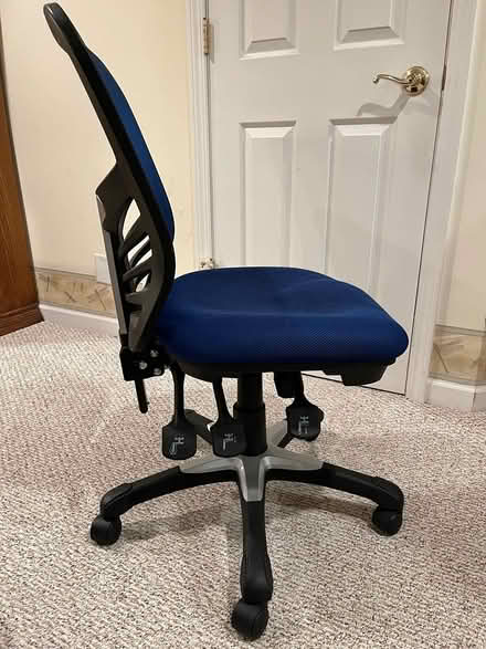 Photo of free Adjustable office chair (east Carpentersville) #4