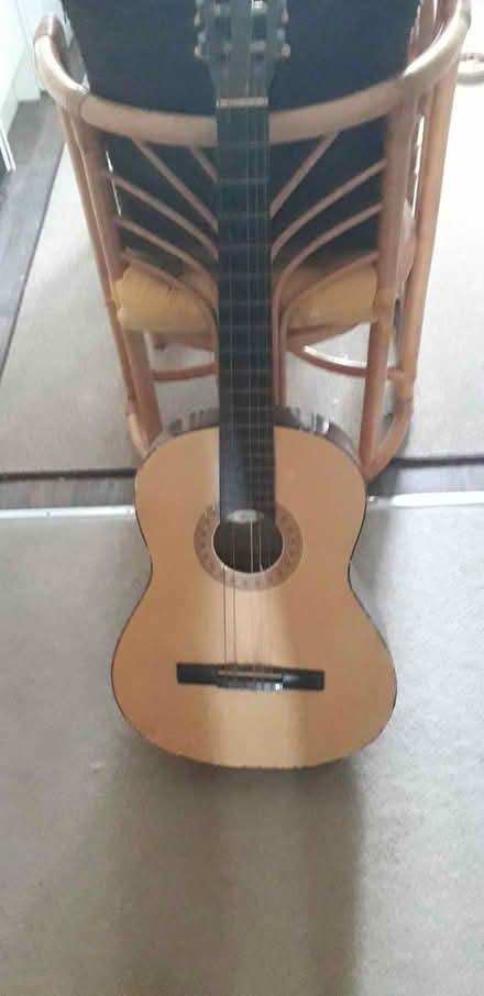 Photo of free Guitar (Constantine Falmouth) #1